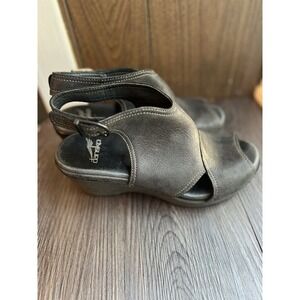 Dansko Vanda Wedge Sandal 9 EU 39 Stone Black‎ Peep Toe Ankle Strap Comfort